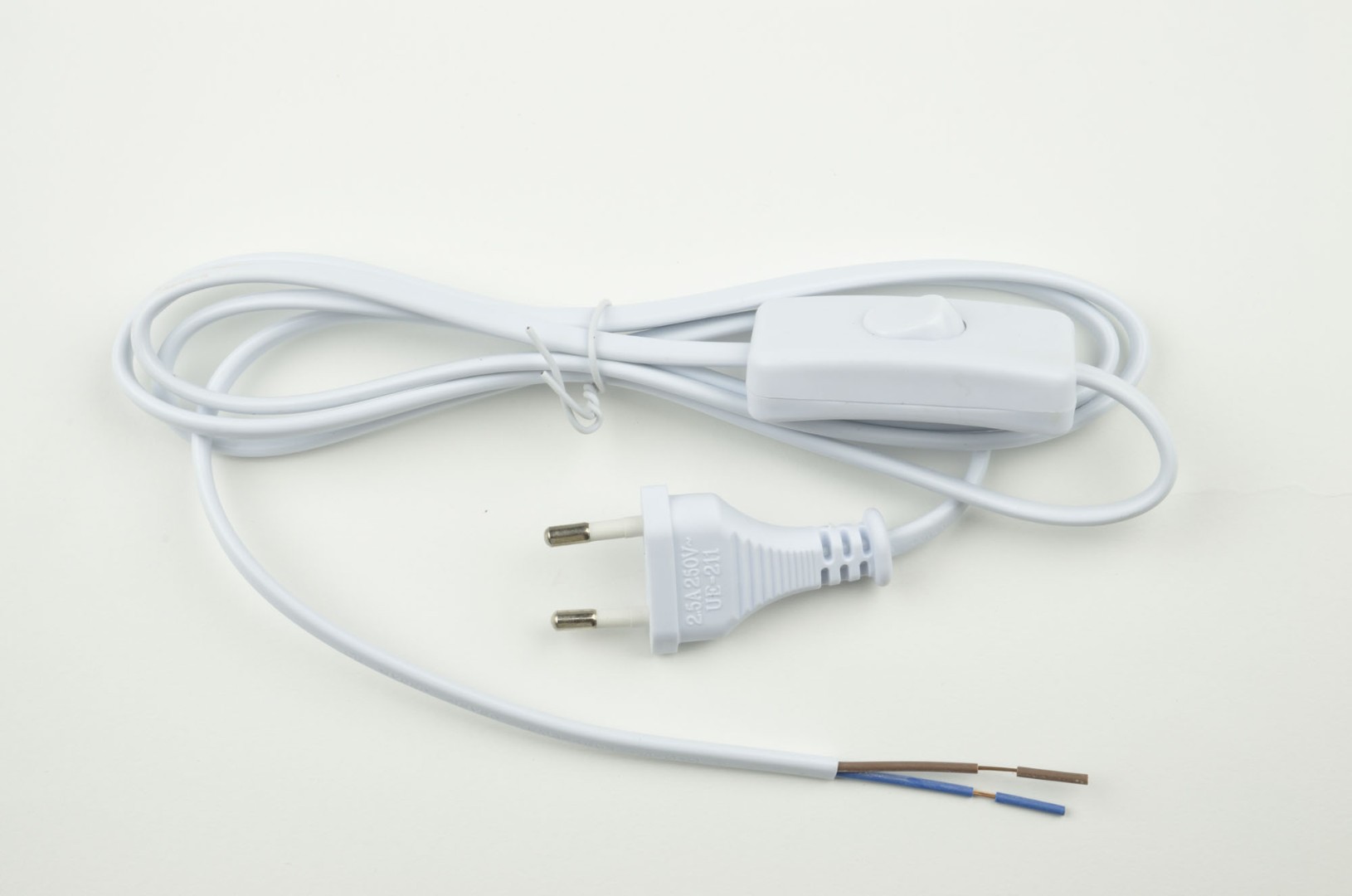 UCX-C10/02A-170 WHITE Сетевой шнур с вилкой и выключателем. 2А, 500Вт, 1,7м. Белый. ТМ Uniel UCX-C10/02A-170 WHITE Сетевой шнур с вилкой и выключателем. 2А, 500Вт, 1,7м. Белый. ТМ Uniel